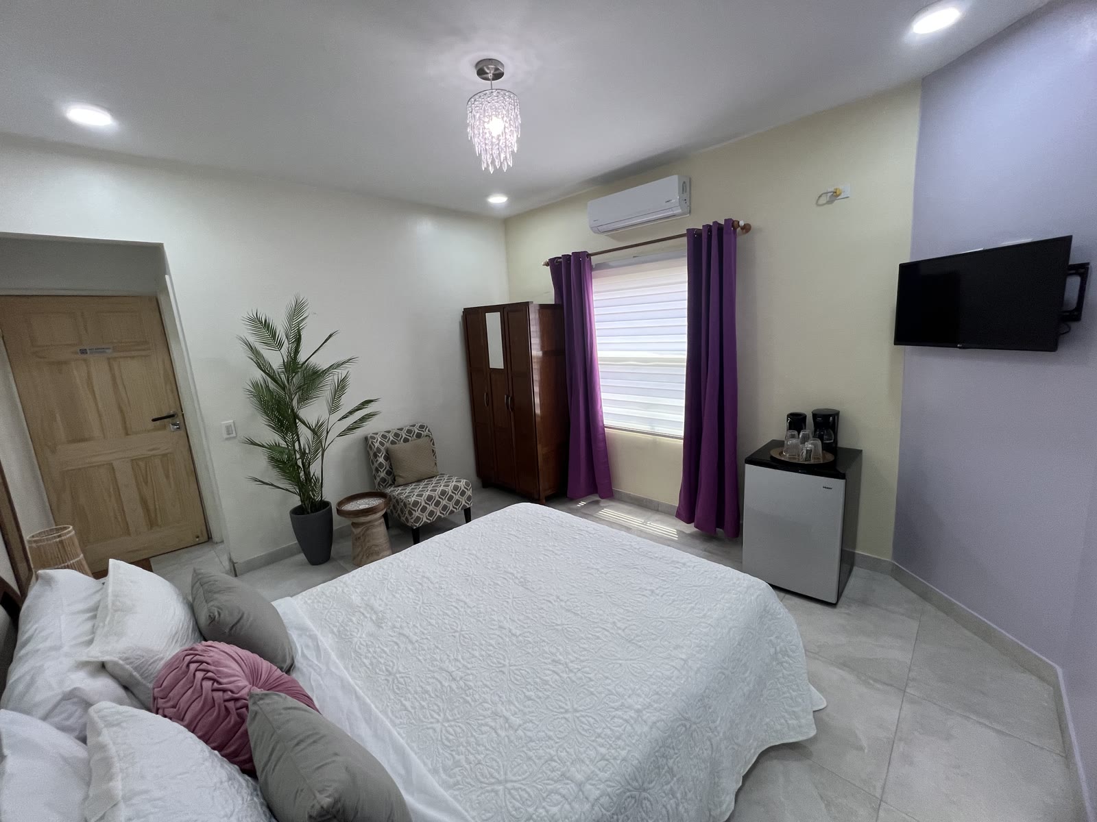 Runway View Suite, room 1 — detail 2