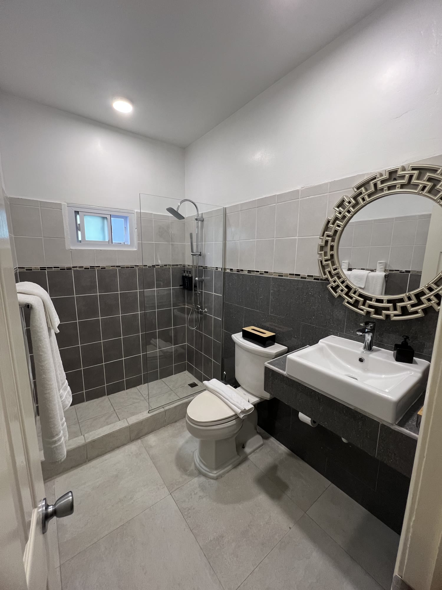 Runway View Suite, room 2 — detail 4
